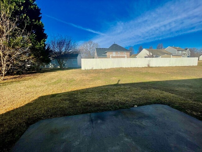 Building Photo - Must see this Adorable 3 bedroom 2 bath 2 garage home . Located in the Reedy Creek Plantation