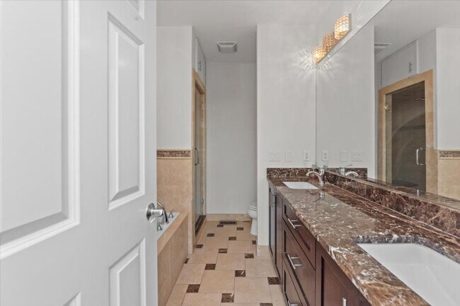 Building Photo - 3 bedroom in Chicago IL 60642