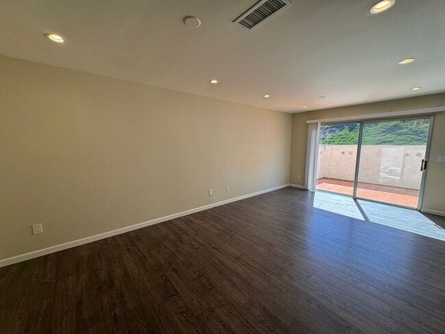 Building Photo - Spacious 4-Bedroom Townhome in Prime Clair...
