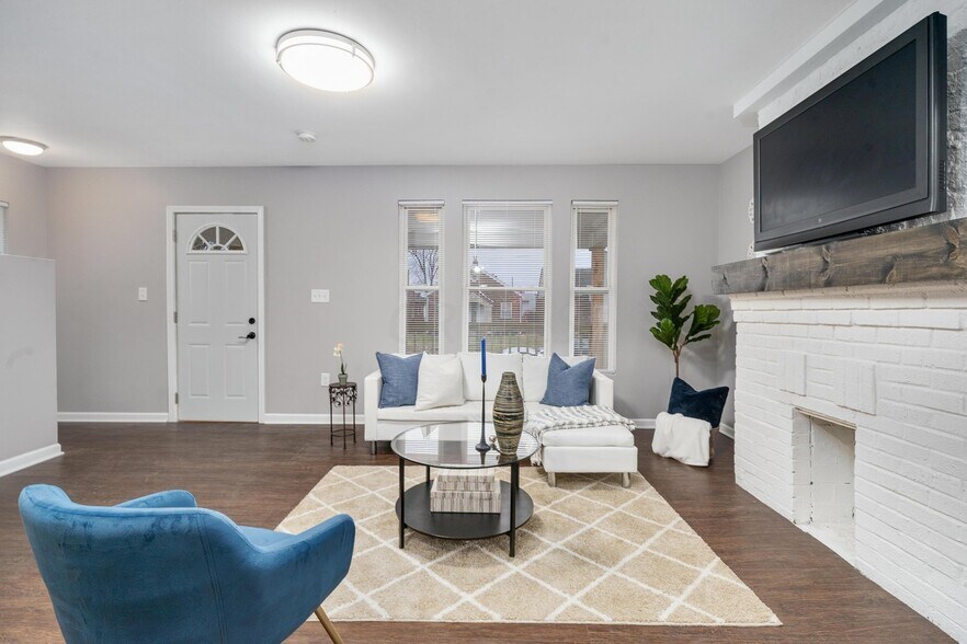 Living room Showing Entrance - 1408 S Ohio Ave