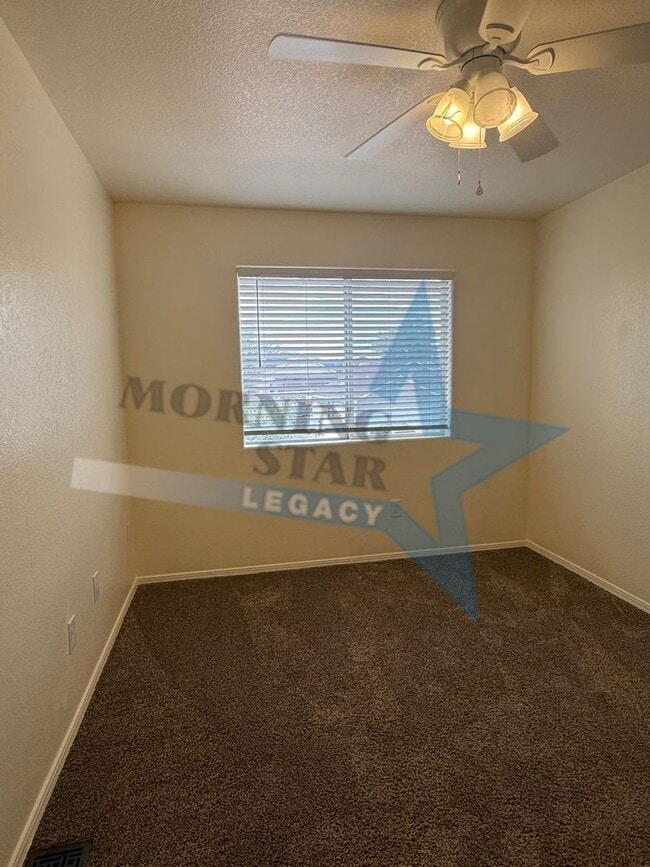 Building Photo - Inviting 3 bedroom 2.5 bath waiting to be ...