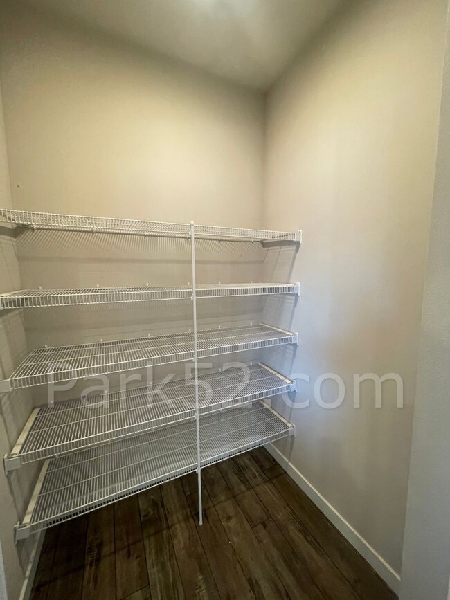 Building Photo - $250 Off 1st Full Month’s Rent! Beautiful ...