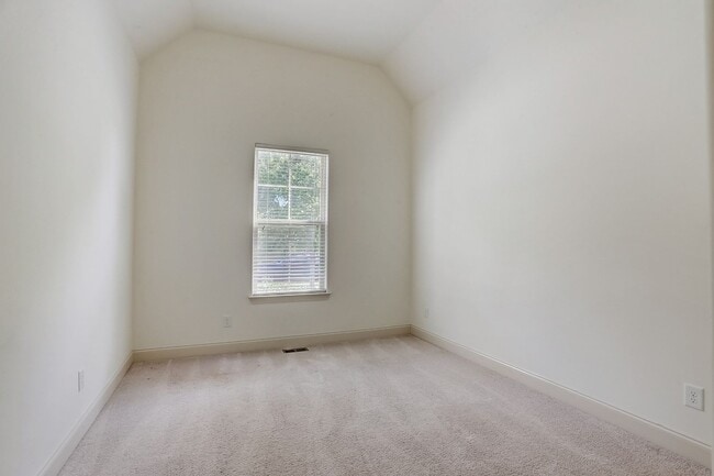 Building Photo - Beautiful 5-bedroom rental home in the hig...