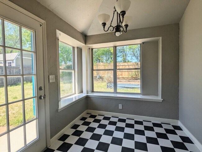 Building Photo - Well-Maintained 3 Bed Home in Edmond | Pet Friendly + Fenced Yard