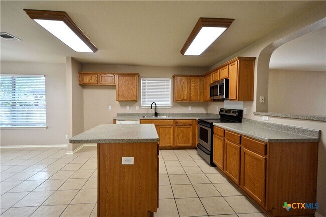 Building Photo - 2489 Medina Dr