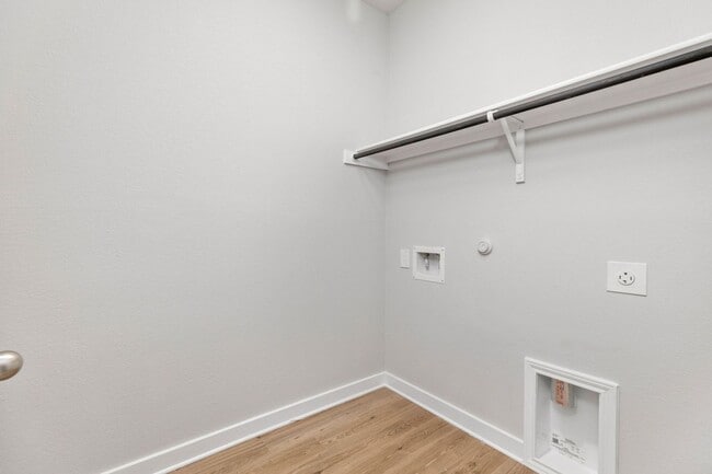 Building Photo - Luxury Duplex South of Austin