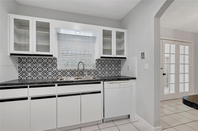 Building Photo - 2327 SW 22nd Terrace