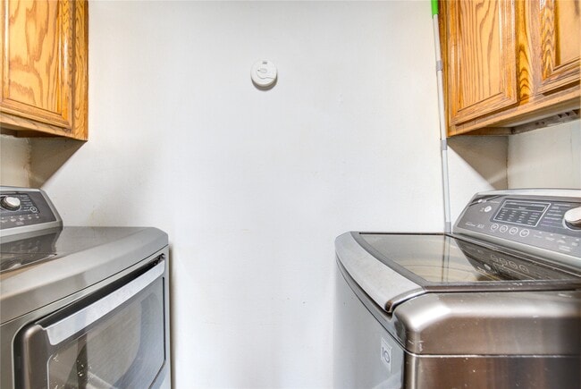 Building Photo - 212 Quaker Dr