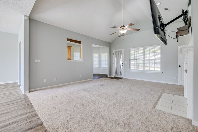 Building Photo - Spacious 3 Bed, 2 Bath Home with Large Bon...
