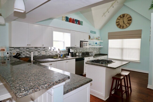 Building Photo - Beautiful Furnished Croatan Beach Home.