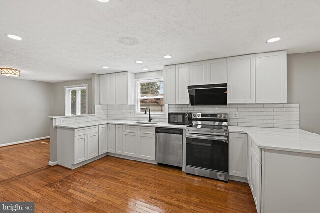 Building Photo - 9409 Mirror Pond Dr
