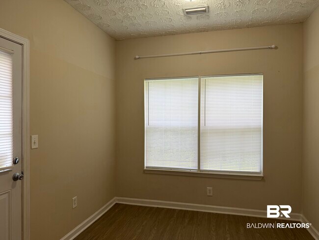 Building Photo - 1153 Sloane Cove