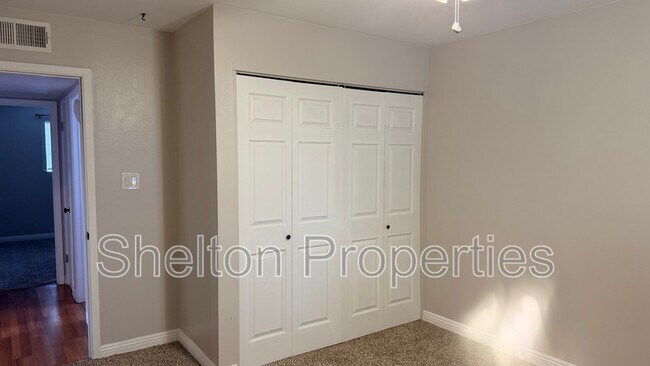 Building Photo - 523 E Malibu Dr
