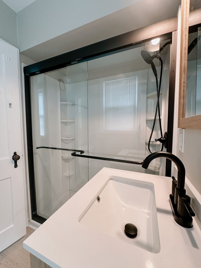 Building Photo - Remodeled 2 bed / 1 bath home