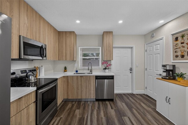 Building Photo - 540 NE 59th Ct