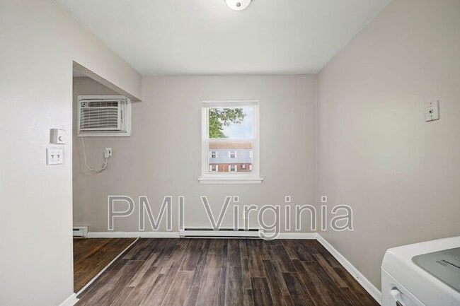 Building Photo - 2414 Courtney Ave