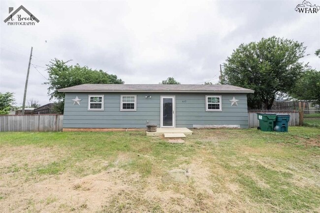 Primary Photo - 410 W Pecan Ave