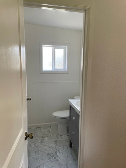 1/2 bath - 818 NE 13th St