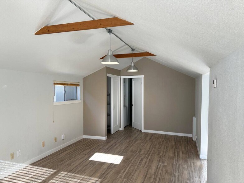 Building Photo - 848 3rd St