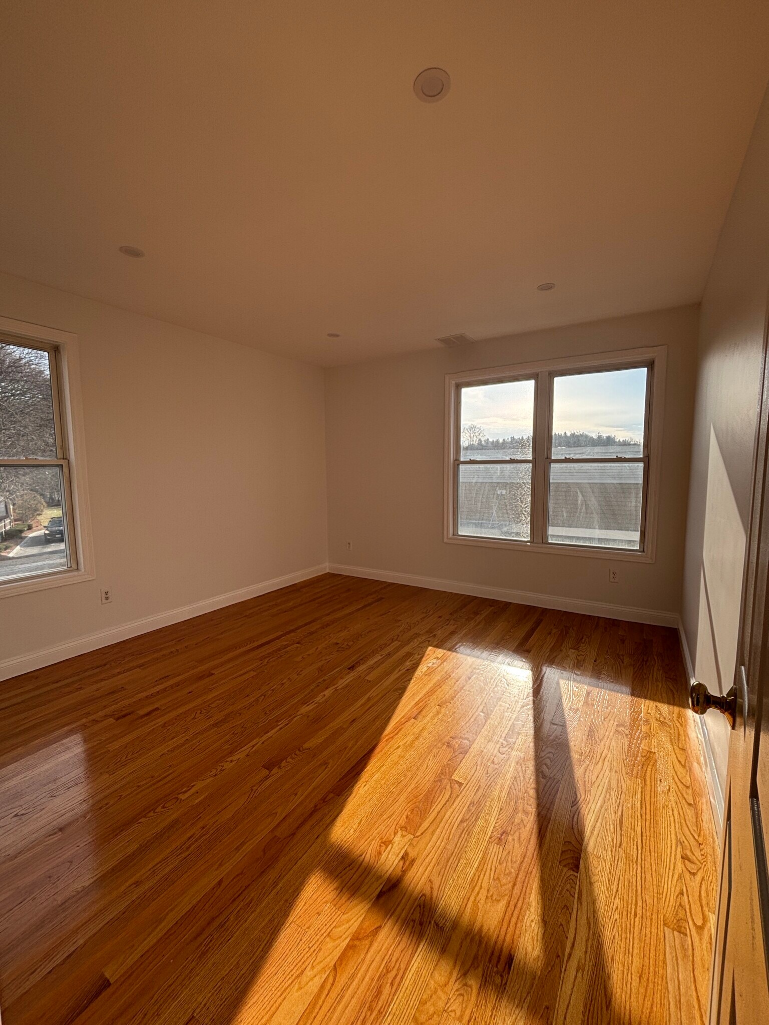 Building Photo - 554 Main St