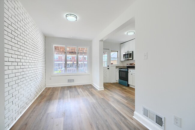 Building Photo - 2204 Redthorn Rd