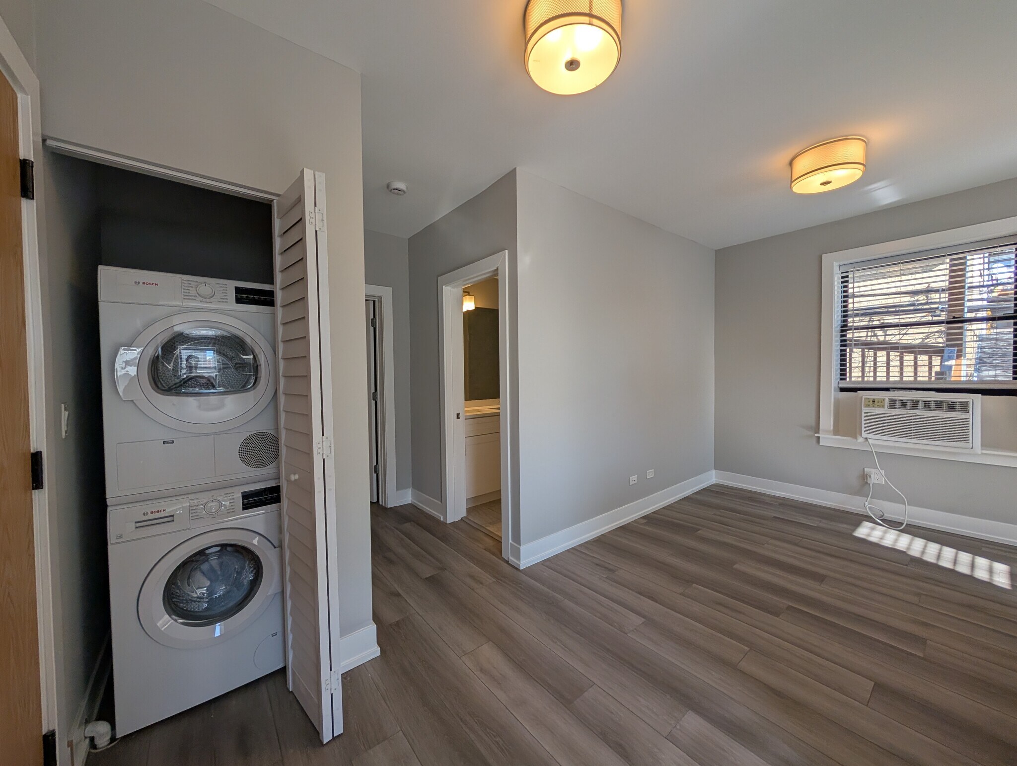 Building Photo - 3935 N Janssen Ave