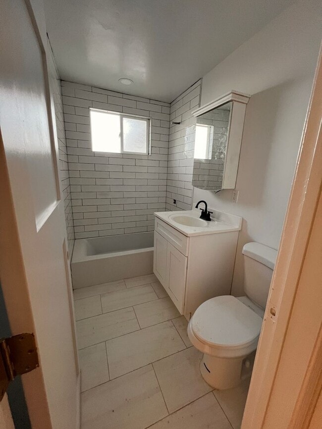 Building Photo - HOUSE