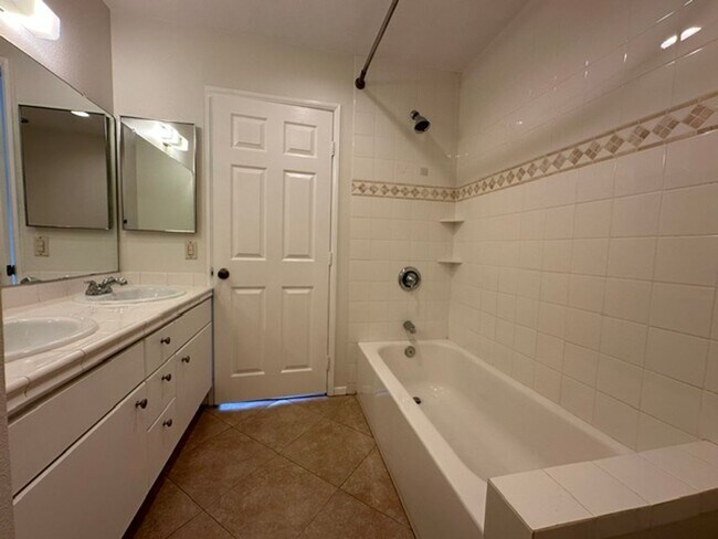 Building Photo - 22865 Del Valle St