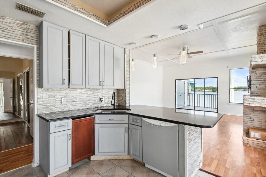 Building Photo - 3127 W Sligh Ave