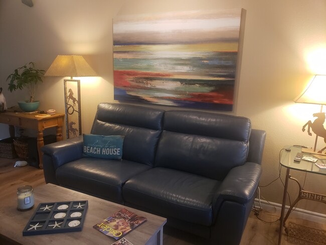 New leather recliner sofa - 4564 Beverly Glen Dr