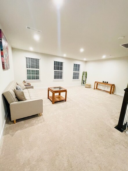 Building Photo - 119 Clavie Crew Ln