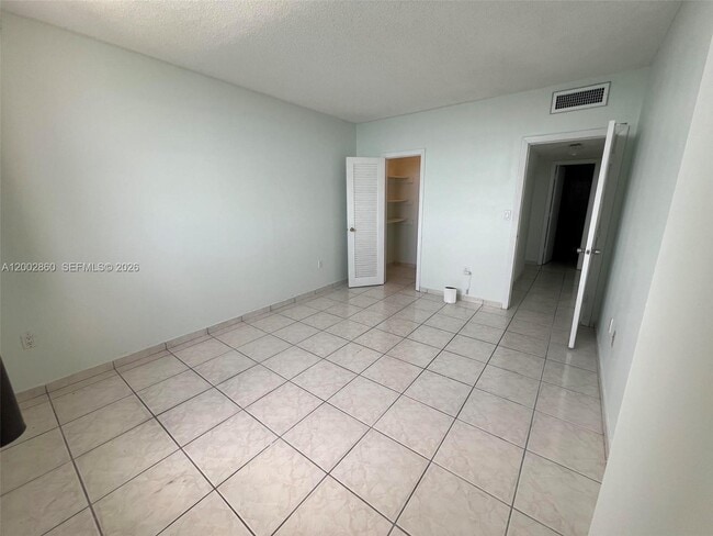 Building Photo - 300 Bayview Dr