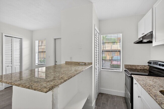 Building Photo - Bright & Modern 1-Bedroom Apartment in Prime Oakland Park Location