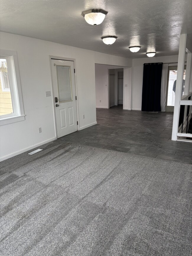 Building Photo - 901 E 800 N