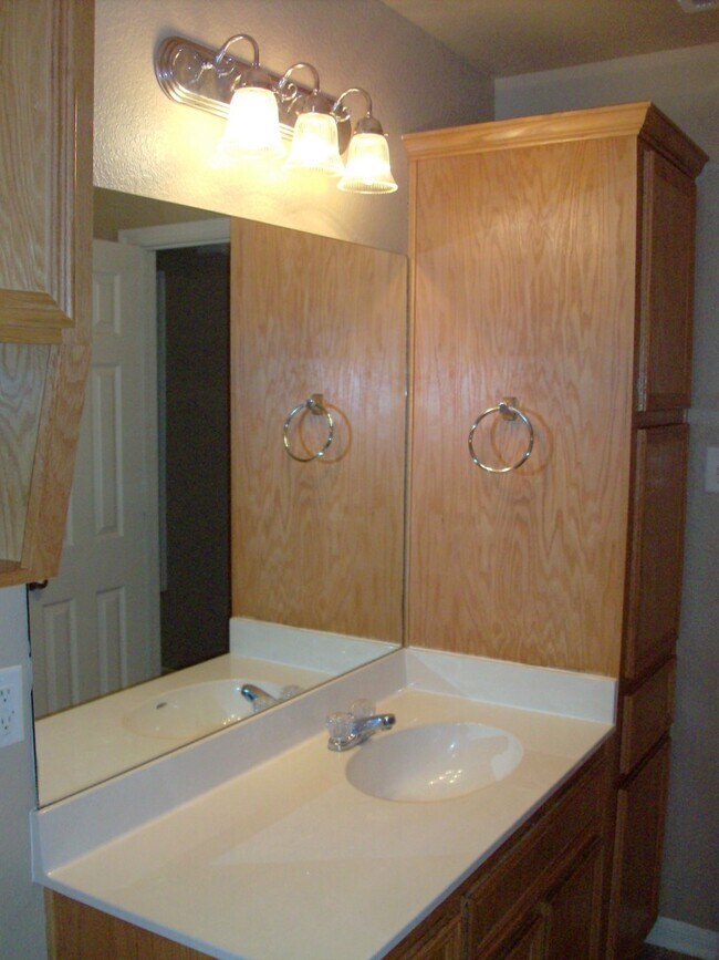 Building Photo - 3 Bedroom / 2 Bath Duplex – Clear Creek Area – Killeen, TX