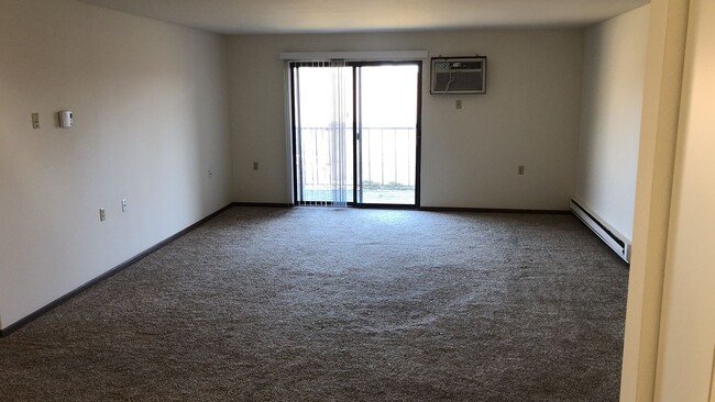 Building Photo - Spacious 2 bed 1.5 bathroom Condominium