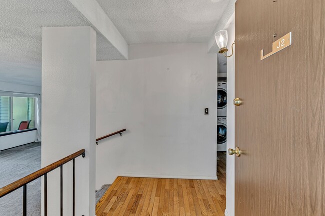 Building Photo - Cozy 2 Bedroom Condo in Lakewood!