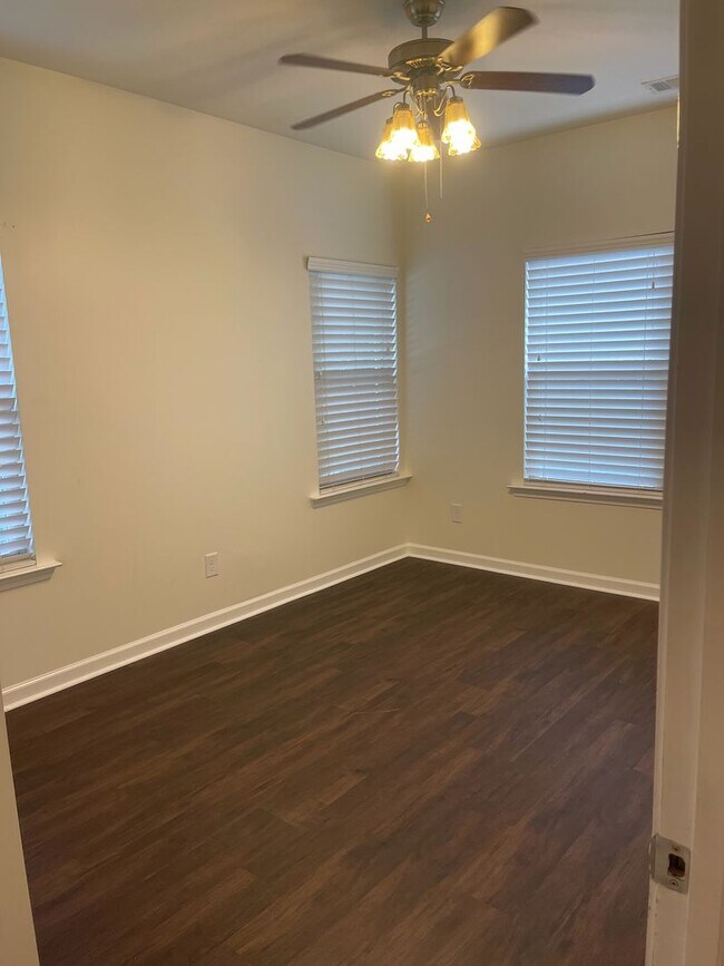 Building Photo - Newly Painted Townhouse on Riverside Neigh...