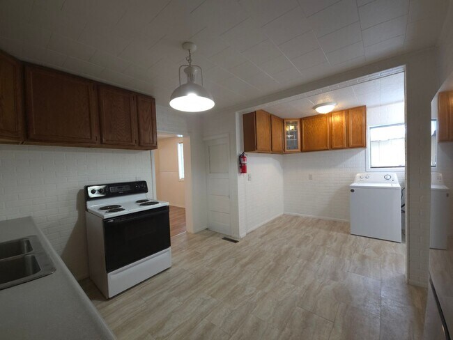 Building Photo - Nice house with a huge garage