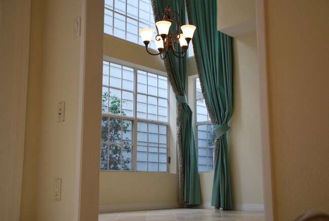 Dining - 13082 Mindanao Way