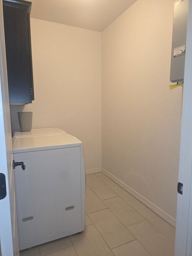 Building Photo - 585 Ravenna Ct