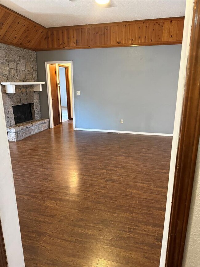 Building Photo - 8617 N Eagle Ln