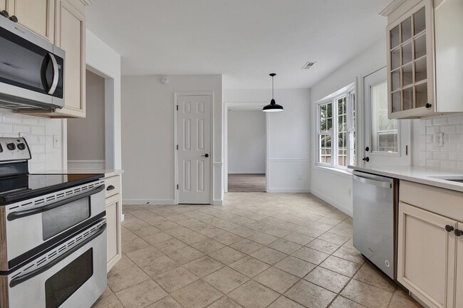 Building Photo - Gorgeous 4 bedroom, 3 1/2 bathroom home wi...
