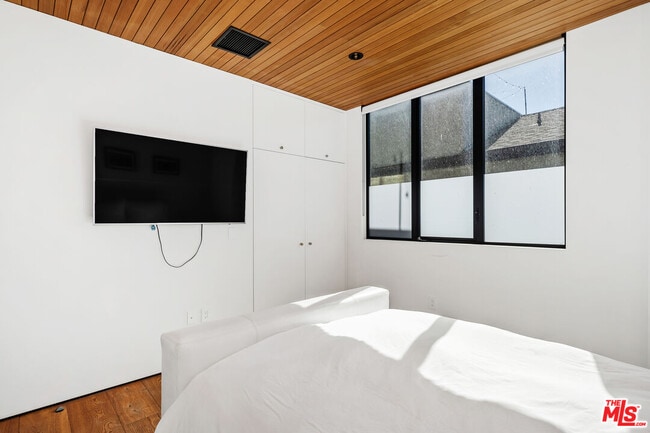 Building Photo - 303 Windward Ave
