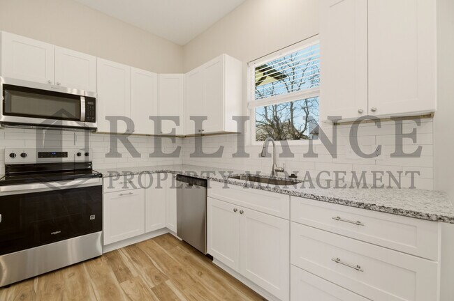 Building Photo - 619 Elmwood St