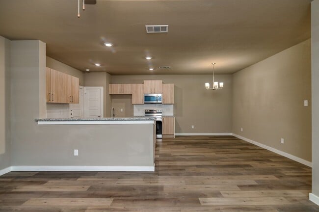 Building Photo - GORGEOUS 3 BEDROOM DUPLEX LOCATED IN MIDLO...