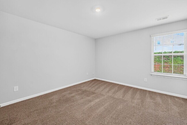 Building Photo - Experience Spacious Comfort: 3-Bedroom Home with 2.5 Baths.