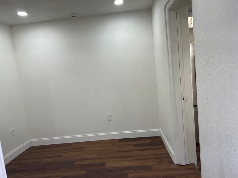 Building Photo - 805 Ridgefield Ave