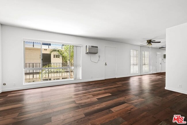 Building Photo - 837 N W Knoll Dr