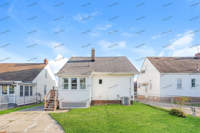 Building Photo - 5702 Pelham Dr